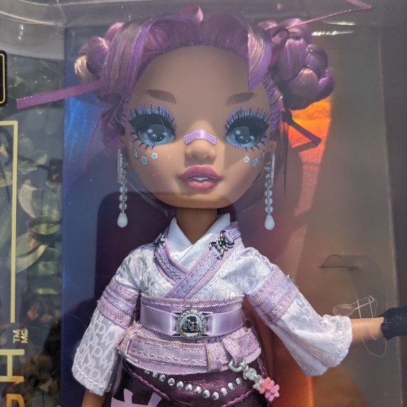 Rainbow High Lila Yamamoto Fashion Doll w/ 2 Designer Outfits + 2 BONUS Tins - Picture 10 of 13